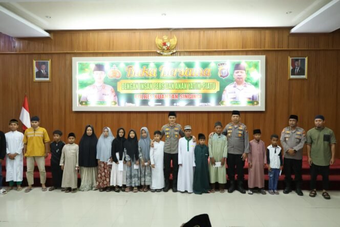 
 Kapolres Kuansing Buka Puasa Bersama Insan Pers dan Anak Yatim