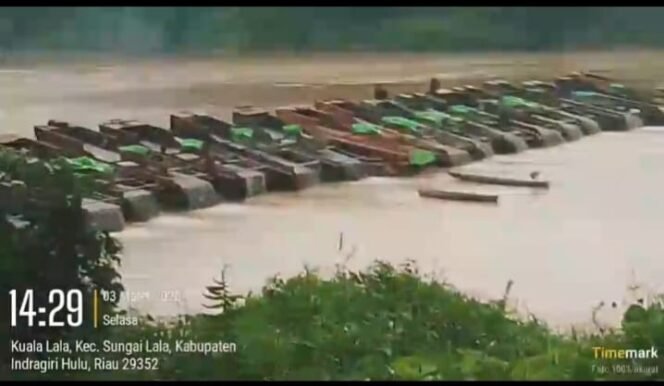 
 Puluhan Rakit PETI Berjejer di Sungai Indragiri Hulu, Warga Resah dan Minta Kapolda Riau Bertindak Tegas