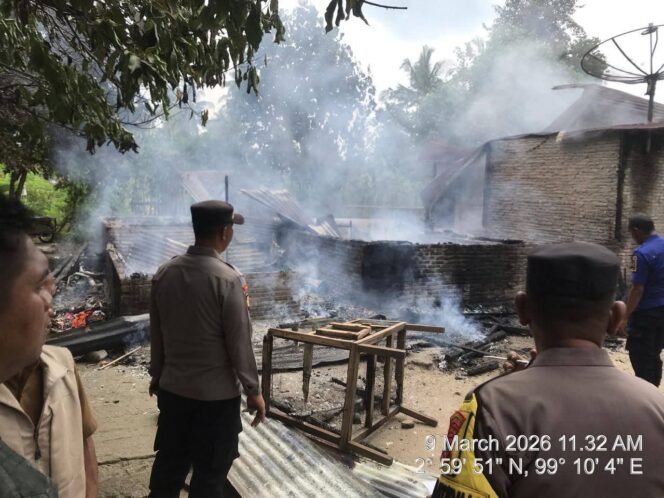 
 Respons Cepat Polsek Bangun Tangani Kebakaran Rumah Warga di Nagori Serapuh, Kerugian Capai 250 Juta Rupiah