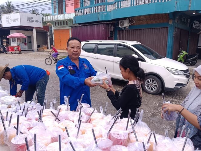 
 Bulan Penuh Berkah, Organisasi PPDI Siak Bagikan 1000 Takjil Gratis di simpang Belutu”