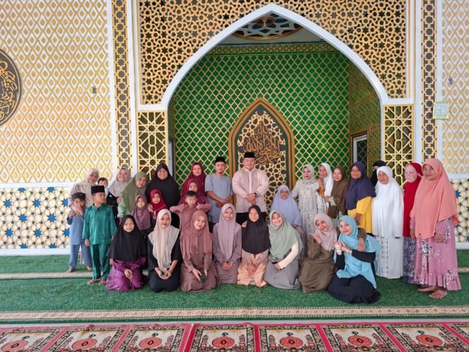 
 Ketua DPRD Indragiri Hulu Saptu P. Sunarat Beri Santunan Anak Yatim, Kaum Duafa dan Bantuan Keramik untuk Pembangunan Pesantren di Desa Pasir Kelampaian