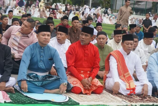 
 Sholat IED di Lapangan Mini Soccer Pangkalan Kerinci di Hadiri Bupati dan Wakil Bupati Pelalawan