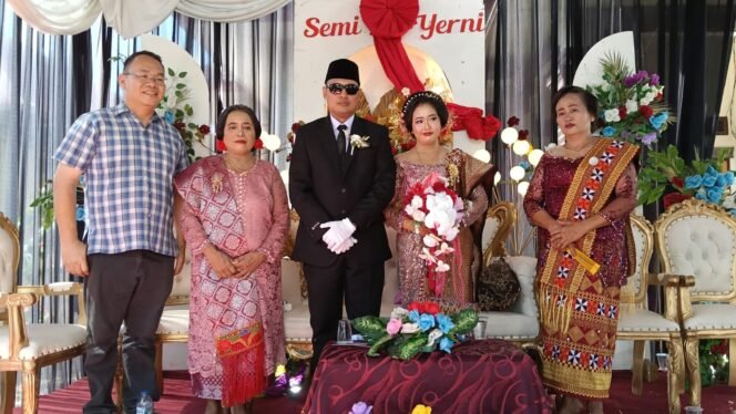 
 Cinta Dipersatukan dalam Iman: Pernikahan Semi Aro Zalukhu dan Yernitalina Waruwu Berlangsung Khidmat di Pelalawan