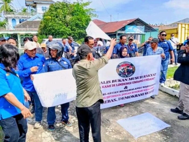 
 Puluhan Wartawan Aksi Damai Ke Lapas Kelas IIA Labuhan Ruku, Disambut Baik Oleh Kalapas Labuhan Ruku