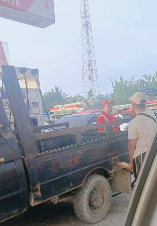 
 Pengisian BBM oleh Pickup Bertangki Tambahan di SPBU Lubuk Terap Tuai Pertanyaan Warga