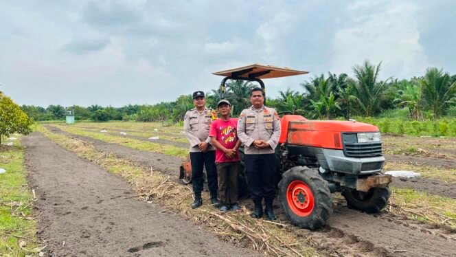 
 Polsek Koto Gasib dan Kelompok Tani membuka lahan baru untuk Ketahanan Pangan