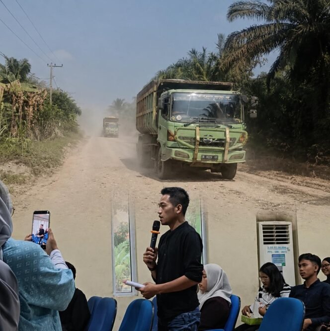 
 Truk Bertonase Berat Diduga Abaikan Hak Warga, Debu Jalan Sungai Langsat Masuk Hingga ke Dapur Rumah
