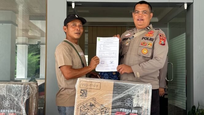 
 Kelompok Tani Binaan Polsek Koto Gasib Terima Bantuan Alsintan dari Dinas Pertanian Kabupaten Siak.