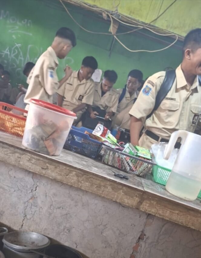 
 Siswa SMK Negeri 01 Pangkalan Kerinci Disinyalir Tiap Hari Ditemukan Merokok