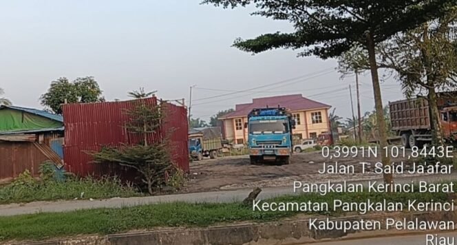 
 Dugaan Penimbunan Solar Subsidi di Pelalawan Menguat, Aktivitas Bongkar Muat Jadi Sorotan Publik