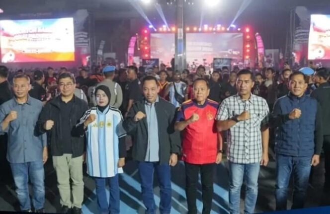 
 Nobar Piala Dunia 2026 Bersama Ribuan Masyarakat, Kapolri Nikmati Kuliner UMKM