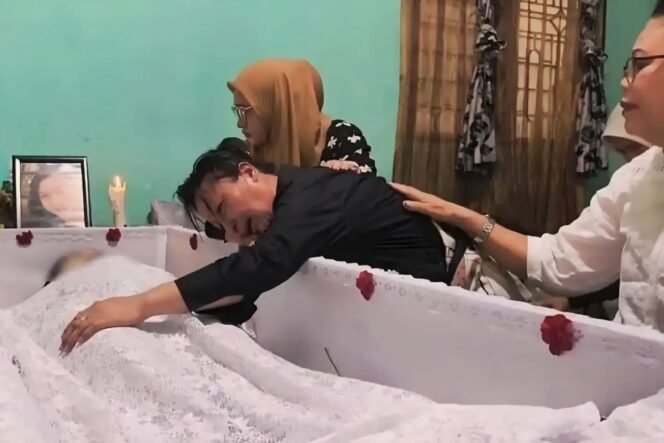 
 Giliran Ayah dan Ibu WLG Mencari Keadilan, Minta Bid Propam Polda Sumut Usut Tuntas Kematian Anaknya Karena Awalnya Disebut Kena Serangan Jantung