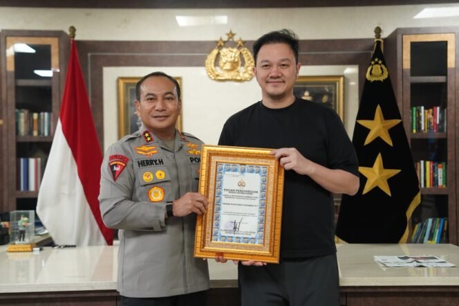 
 Kapolda Riau Beri Penghargaan Dua Yayasan, Apresiasi Kontribusi Bangun Jembatan Merah Putih Presisi