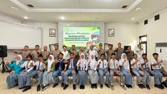 
 Waka Polres Pelalawan Bekali 15 SMA/SMK Lewat Program Bhuwana Lestari, Wujudkan Green Policing di Pelalawan
