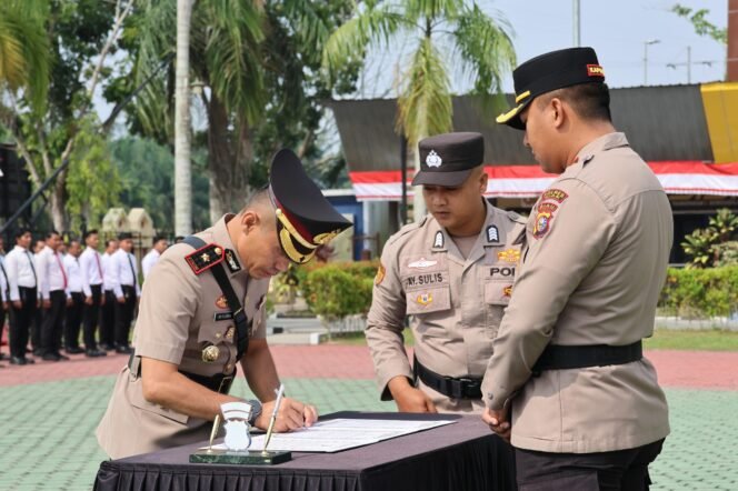 
 Dipimpin Langsung Kapolres AKBP Sepuh, Polres Siak Gelar Upacara Serah Terima Jabatan Wakapolres