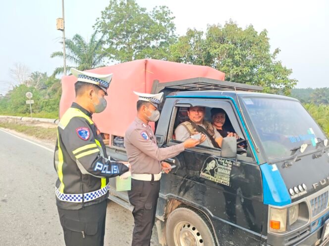 
 Kabut Asap Menyelimuti Siak. Satlantas Polres Siak Bagikan Masker Kepada Pengguna Jalan