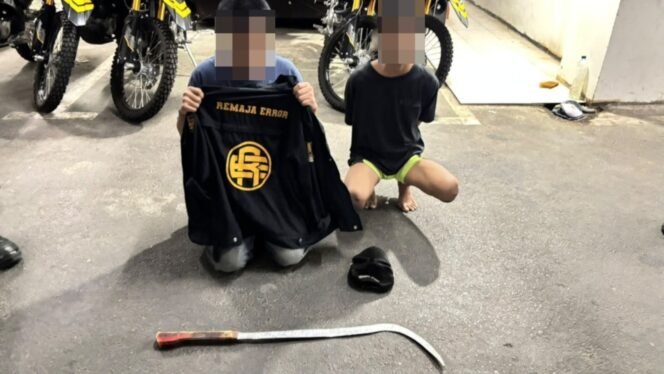 
 Cegah Tawuran di Cakung, Patroli Gabungan Brimob Polda Metro Jaya dan Polres Jakarta Timur Amankan Dua Pemuda dan Sita Celurit.