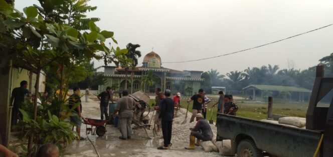 
 Semangat Gotong Royong di Dusun Timur: Warga Swadaya Cor Jalan Masuk Masjid Baitul Makmur