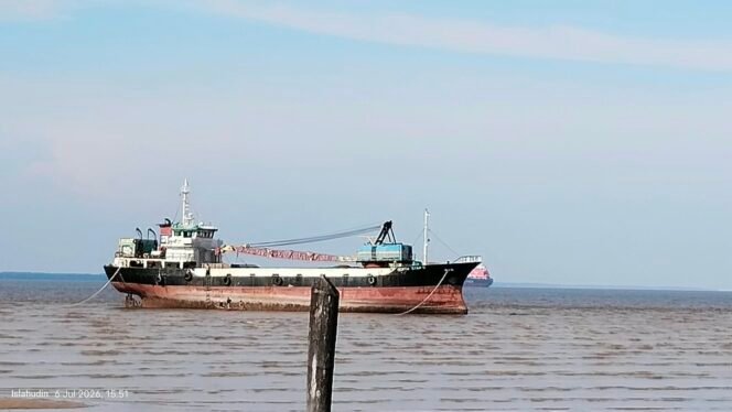 
 Melanggar UU Pelayaran & Aturan Lingkungan Maritim –  KSOP Dumai Perintahkan Penghentian Tegas Pembongkaran Kapal Asing di Medang Kampai